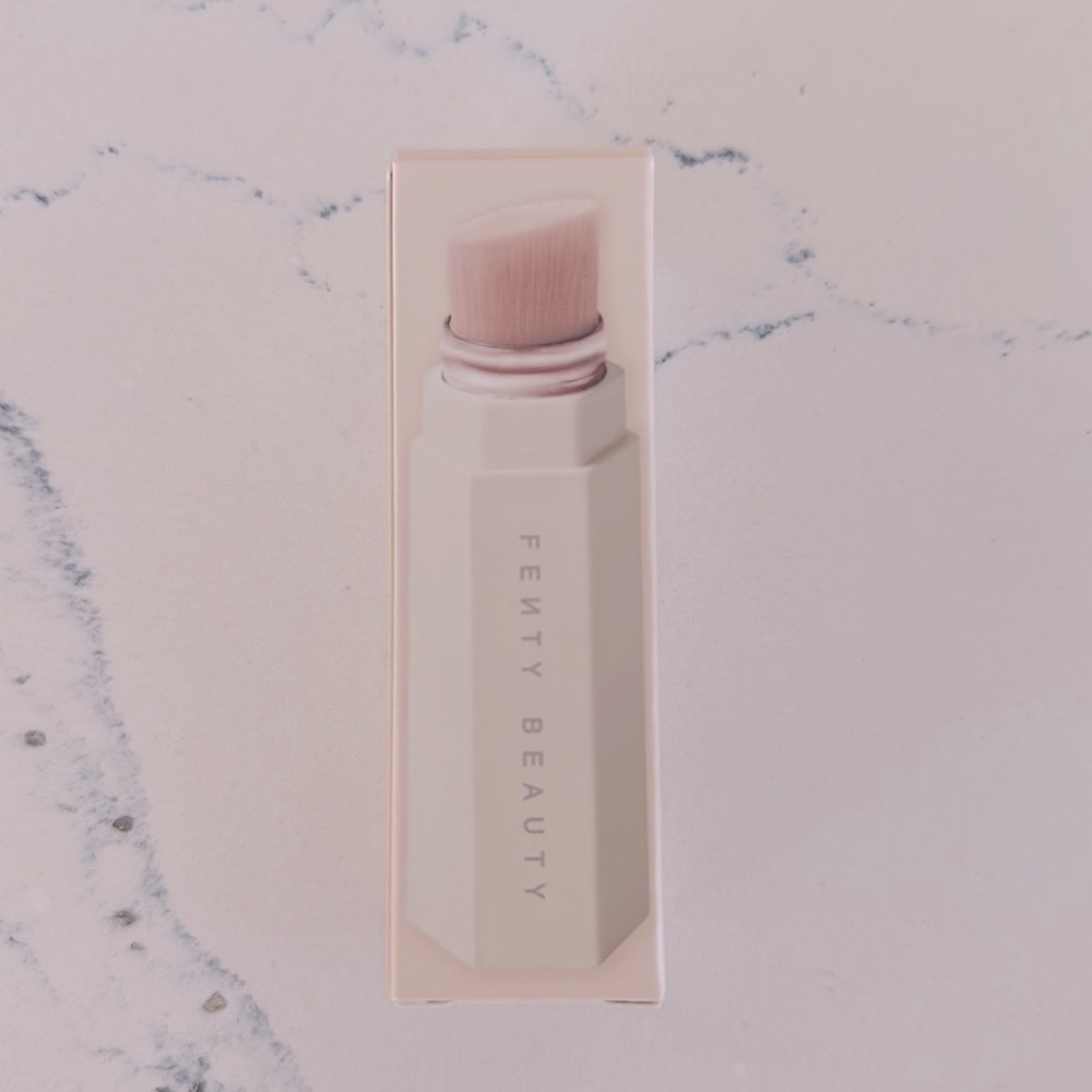 Fenty Beauty by Rihanna Portable Highlighter Brush 140